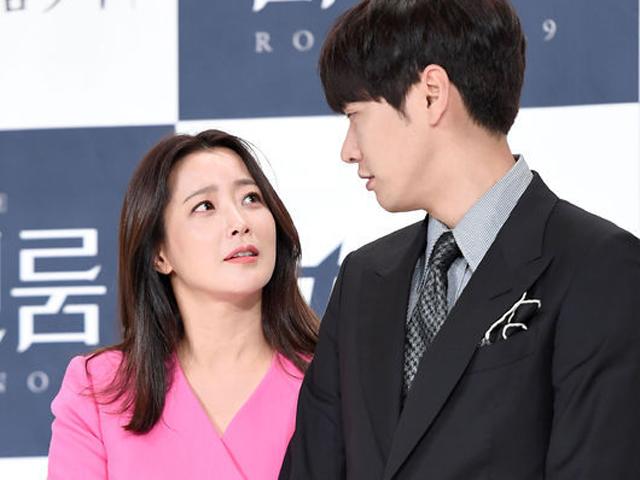 Ngôi sao 24/7: Đệ nhất mỹ nhân Hàn chụp hình cùng người tình đáng tuổi cháu vẫn đẹp đôi