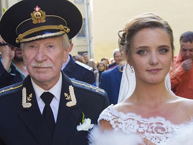 Bị vợ đáng tuổi cháu từ chối quan hệ tình dục, tài tử 88 tuổi đòi lấy vợ khác