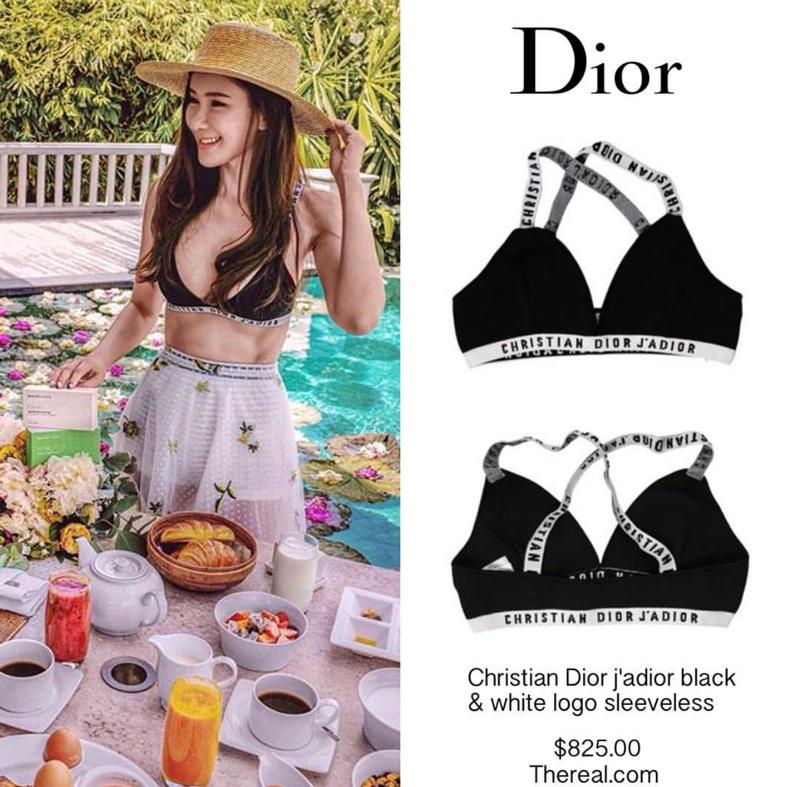 Đi bơi thôi mà nữ đại gia U50 này cũng khoác đầy hàng hiệu lên người, trong đó nổi bật nhất là set đồ bikini trắng đen của nhà mốt Dior. 
