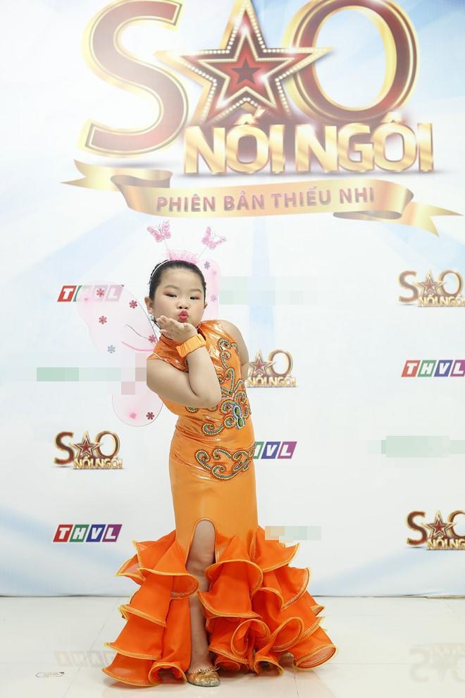 Cả trường quay phì cười khi con gái nuôi 6 tuổi của Hứa Minh Đạt hỏi giám khảo câu này - 2