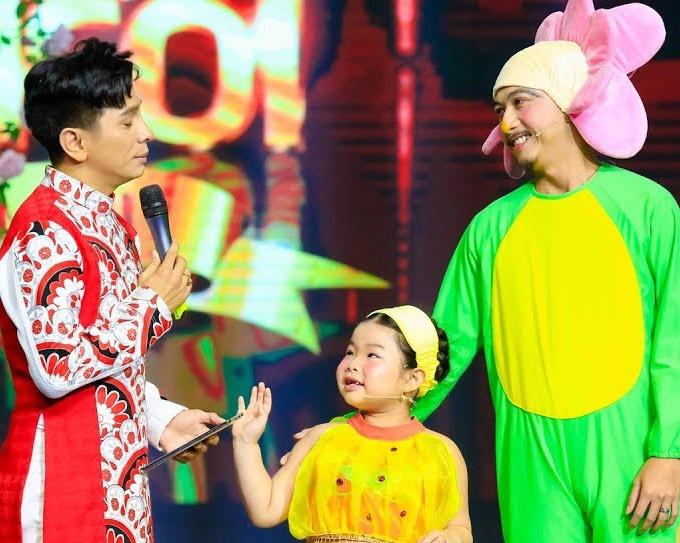 Cả trường quay phì cười khi con gái nuôi 6 tuổi của Hứa Minh Đạt hỏi giám khảo câu này - 1