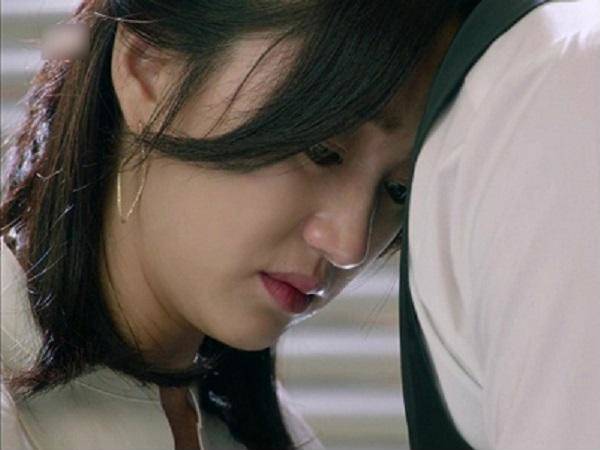 chong dam duoi voi bo gia hon 5 tuoi, phan ung cua vo tre khien ai cung bat binh thay - 2