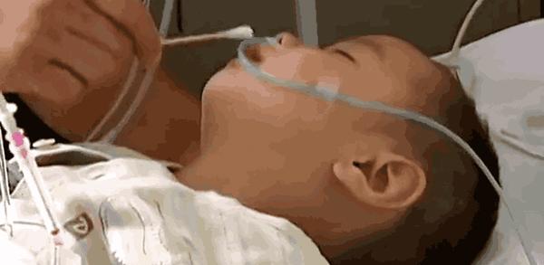 Con trai 2 tuổi bỗng nhiên nôn mửa như ốm nghén, bố mẹ ngã ngửa khi biết nguyên nhân - 1