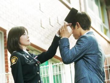 Thiên hạ thi nhau hất điện thoại, đến sao nữ phim Hàn còn ngầu hơn Hậu Duệ Mặt Trời Việt