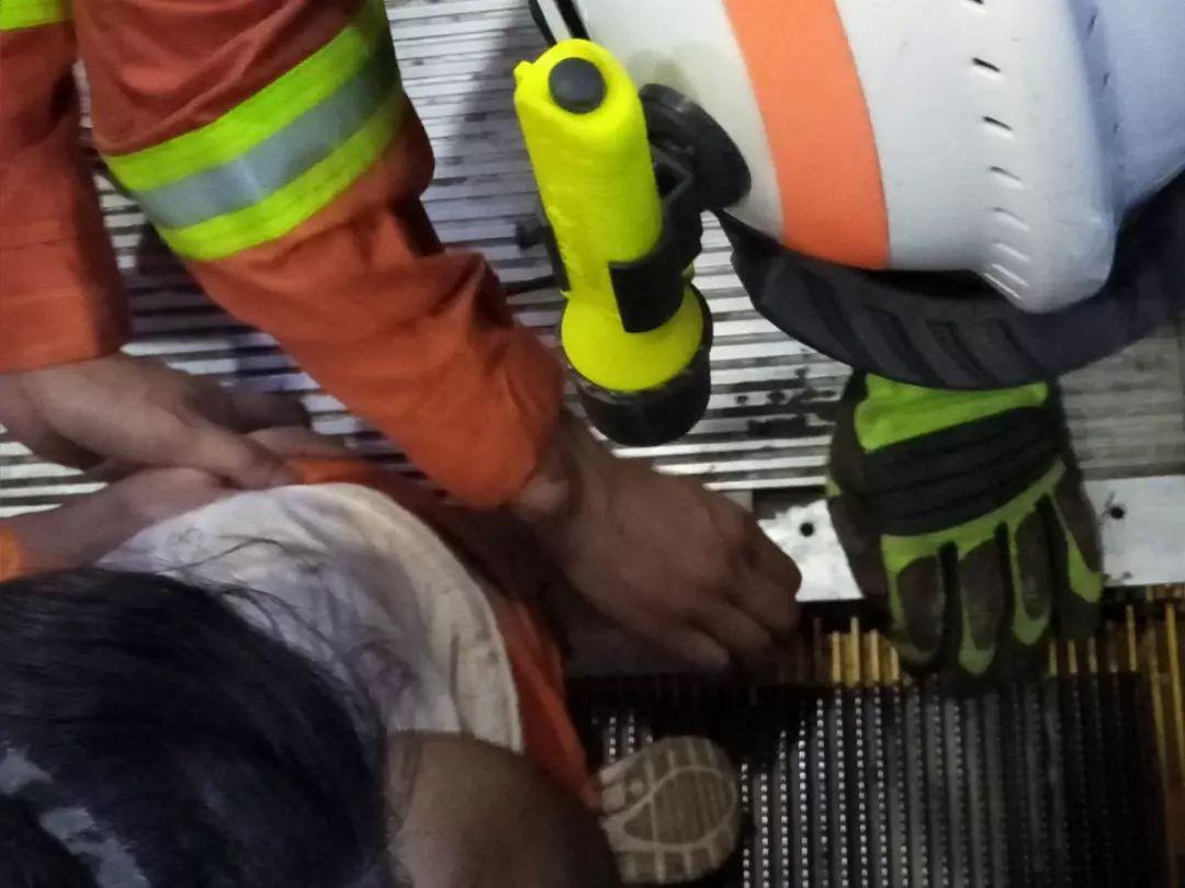 Bé trai 2 tuổi bị kẹt dương vật ở thang cuốn, ai nhìn hình ảnh cũng xót - 2