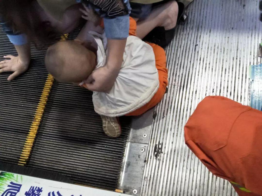 Bé trai 2 tuổi bị kẹt dương vật ở thang cuốn, ai nhìn hình ảnh cũng xót - 3