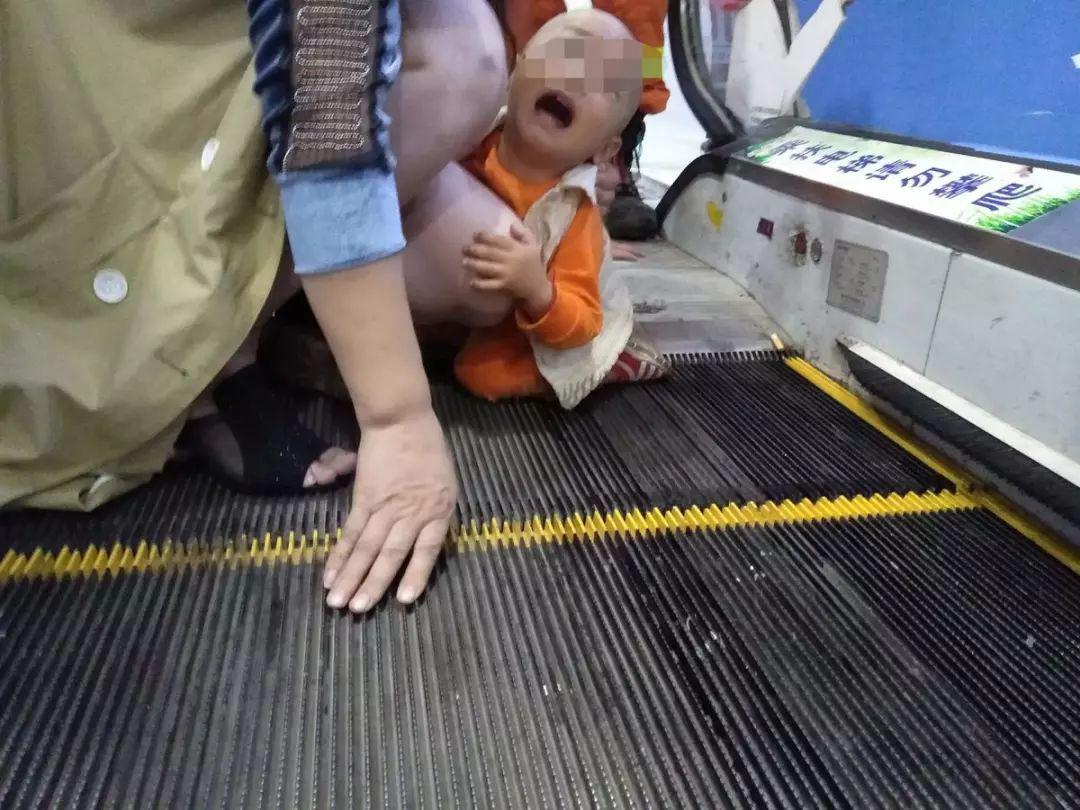 Bé trai 2 tuổi bị kẹt dương vật ở thang cuốn, ai nhìn hình ảnh cũng xót - 1