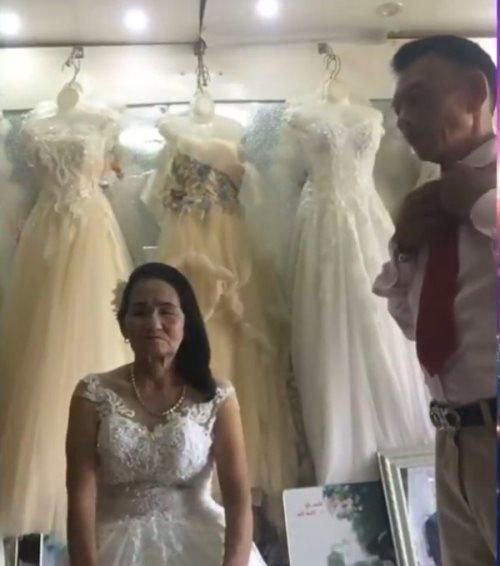 Cụ bà 70 tuổi đi thử váy cưới khiến dân mạng xôn xao và sự thật bất ngờ - 2