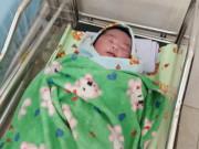 Bà bầu - Vác bụng bầu "khổng lồ" đi đẻ, mẹ không tin vào tai mình khi bác sĩ nói cân nặng con