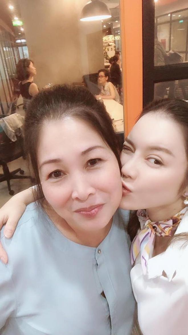 Sao Việt 24h: Lan Phương amp;#34;trốnamp;#34; con đi tụ tập với dàn sao Cả Một Đời Ân Oán đến khuya - 7
