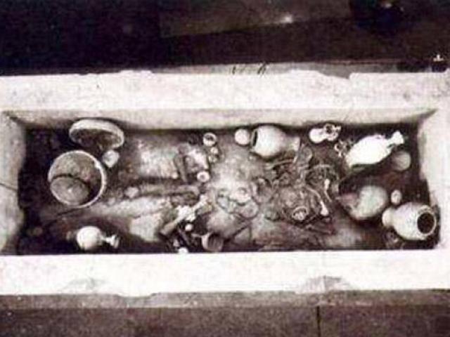 Kho báu bí ẩn trong ngôi mộ khắc dòng chữ Mở ra là chết ngàn năm không ai dám mở