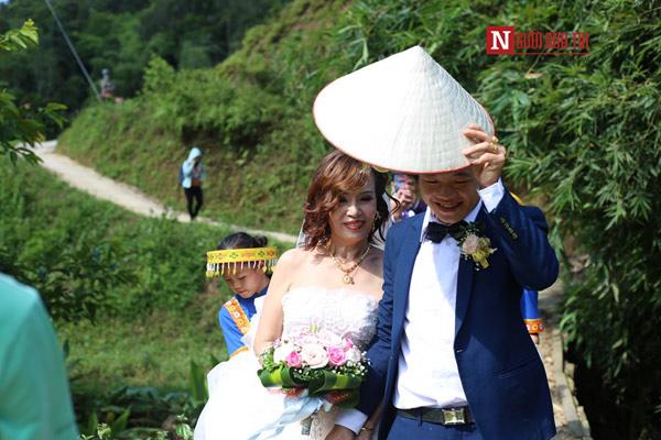 10 ngay sau dam cuoi, tinh cam bo me chong danh cho co dau 62 tuoi ra sao? - 1