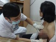 Sức khỏe - Từ vụ u vú sùi như súp lơ vì đắp lá:5 bước phát hiện ung thư vú rất dễ làm