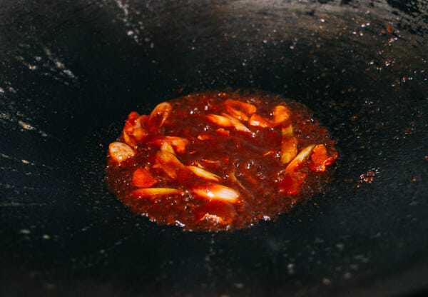 tom chien sot ca chua dam da, ngon mieng bao nhieu com cung het - 3