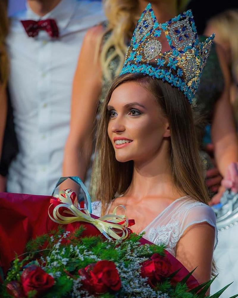 Nhìn nét mặt ngời ngời, trẻ trung của Bulgaria mà xem, vẻ ngoài của mỹ nhân này có triển vọng ở Miss World ấy chứ!
