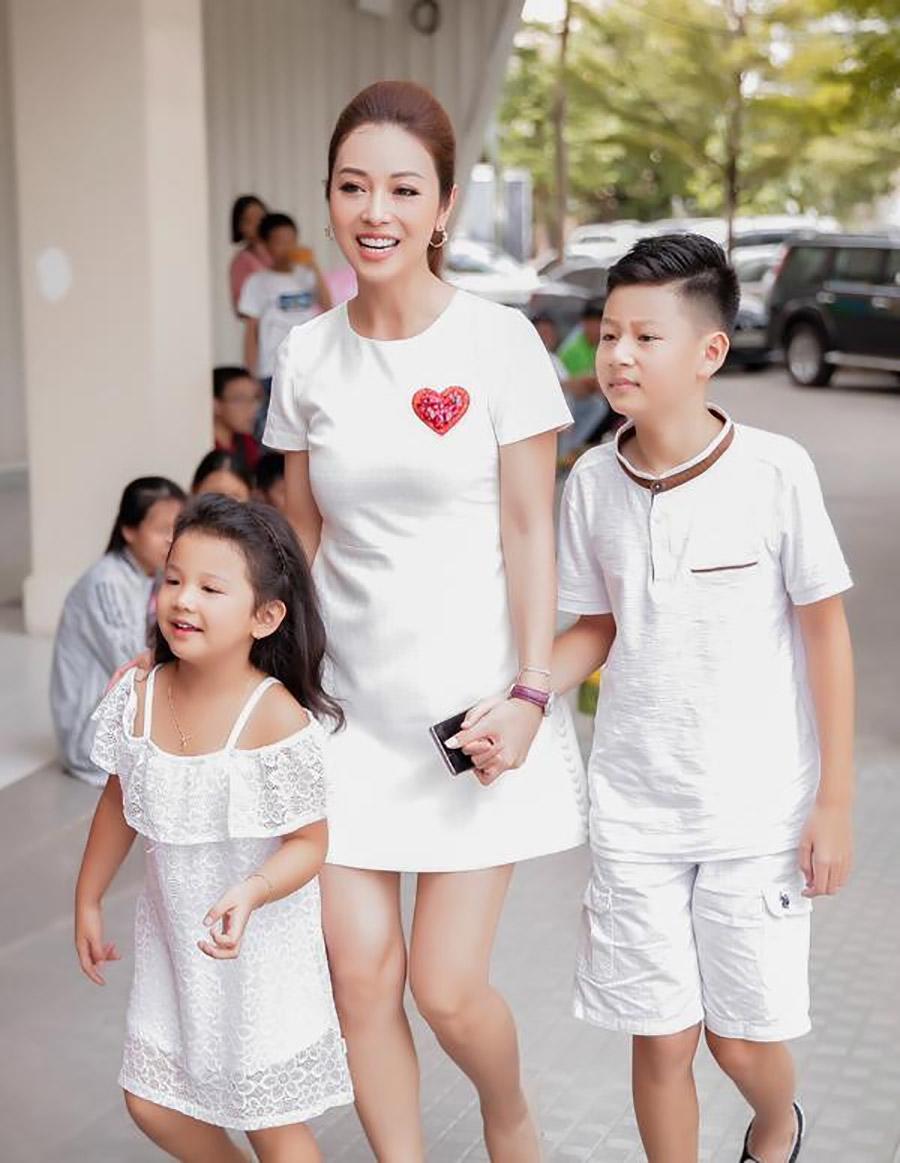 Chung một khung hình, người hâm mộ hoang mang trước nhan sắc của Hà Tăng và Jennifer Phạm