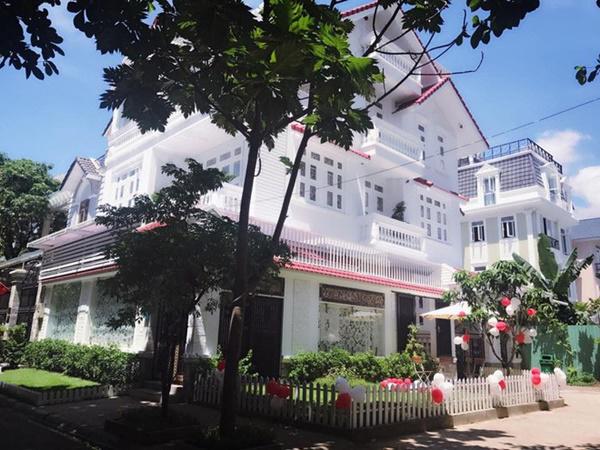 Cuộc sống của Vy Oanh và chồng đại gia trong biệt thự triệu đô ở Sài Gòn - 2