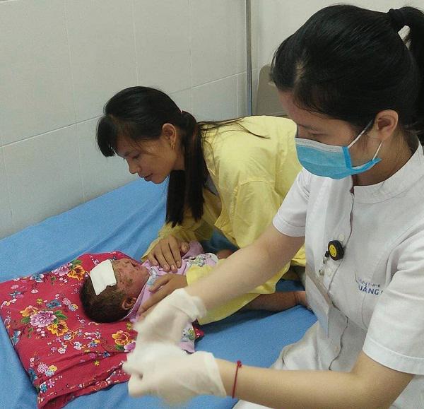 Bé trai lở loét khắp người sau khi phụ huynh dùng nước lá để tắm.