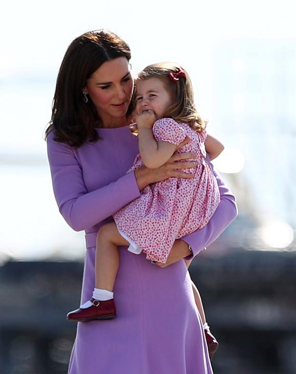 La tape dans le dos de la princesse Kate et la gestion des crises de colère de son enfant ont été saluées par la presse - 7