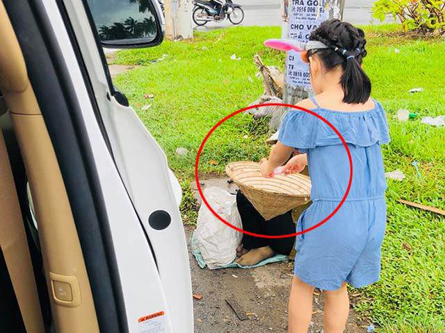 Thủy Tiên khoe ảnh con gái giúp đỡ người ăn xin, dân tình chú ý đến chi tiết đặc biệt