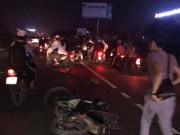 Tin tức - Chồng ngồi ôm thi thể vợ khóc ngất sau vụ tai nạn liên hoàn trên quốc lộ