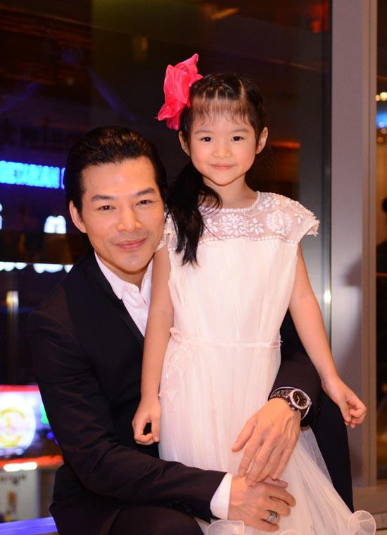 Cha con nhà họ giống nhau đến thế này, bảo sao mẹ mang tiếng amp;#34;chỉ là người đẻ thuêamp;#34; - 6