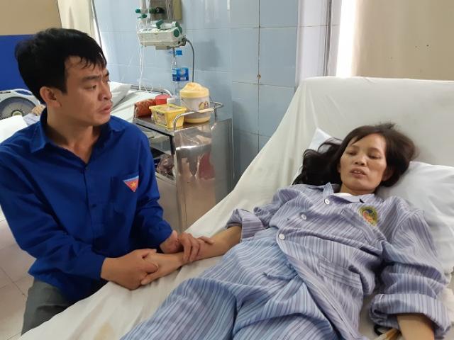 Vợ đột nhiên bất tỉnh, chồng tàn tật cố bế vợ gào khóc: Em ơi! Đừng bỏ bố con anh