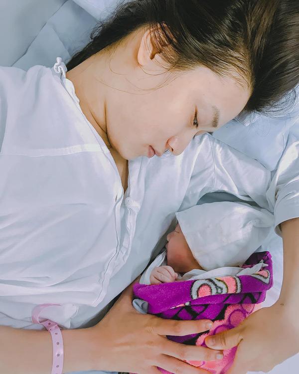 Vừa sinh con gái cho chồng, hot girl Trâm Anh được phong ngay amp;#34;người hùngamp;#34; - 2