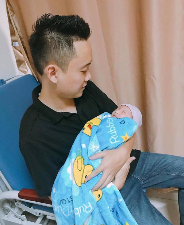 Vừa sinh con gái cho chồng, hot girl Trâm Anh được phong ngay amp;#34;người hùngamp;#34; - 1