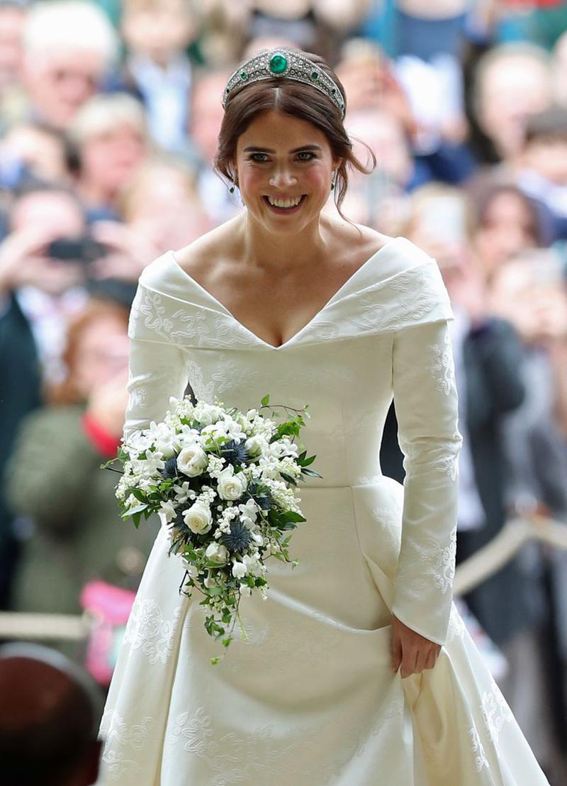 Hôn lễ của Công chúa Eugenie - con gái của Hoàng tử Andrew, Công tước xứ York - diễn ra hôm 12/10 tại Lâu đài Windsor khiến cả thế giới dõi theo. Công chúa diện một chiếc váy cưới trắng thanh lịch và sang trọng. 
