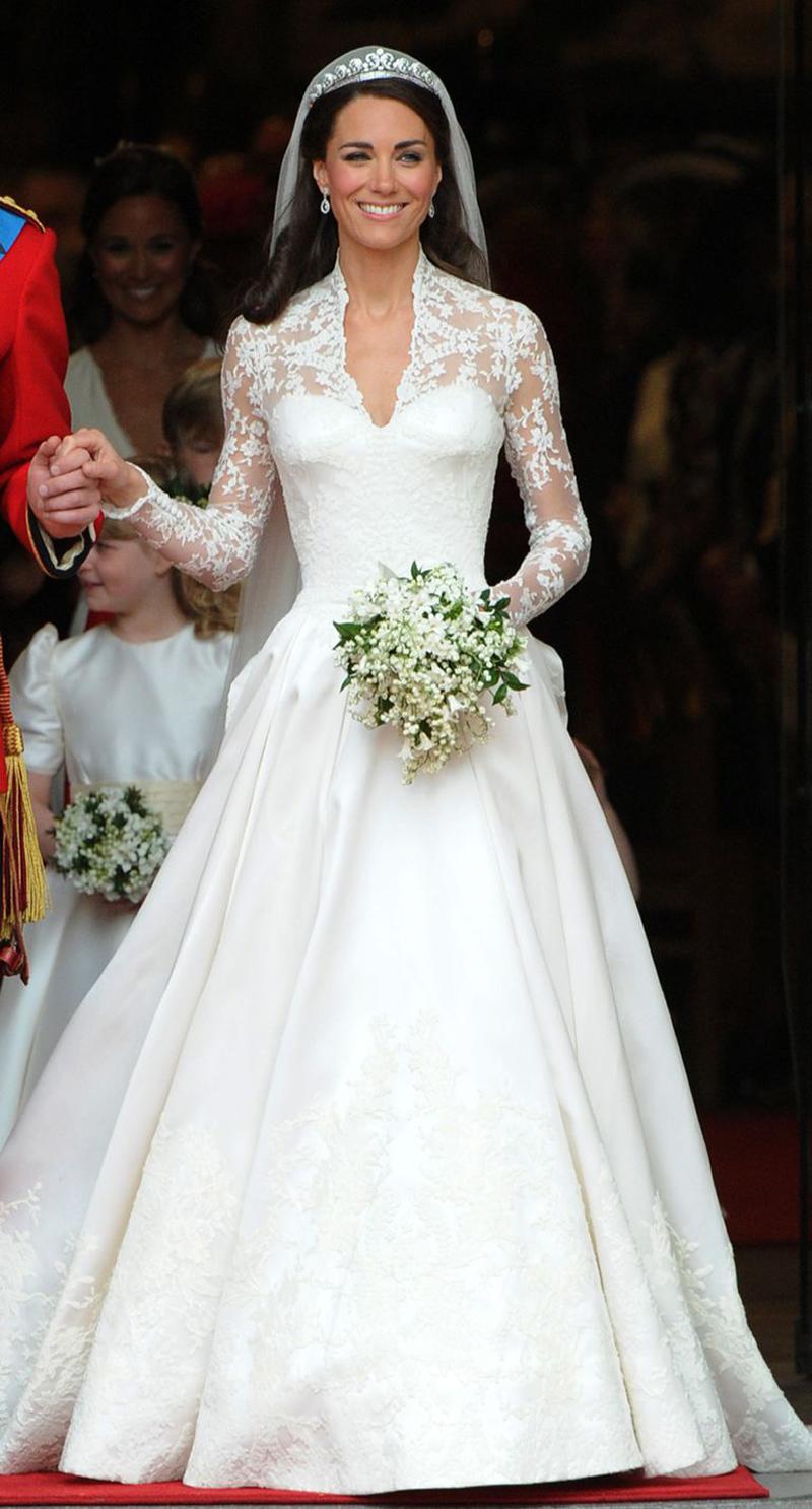 Công nương Kate xinh đẹp trong chiếc váy cưới của Alexander McQueen có giá 434.000 đô la và bao gồm áo choàng ren, đường viền cổ ren cao cấp, bên cạnh đó, chiếc vương miện được đính một viên kim cương Cartier tuyệt đẹp của công nương khiến ai cũng mê đắm. 
