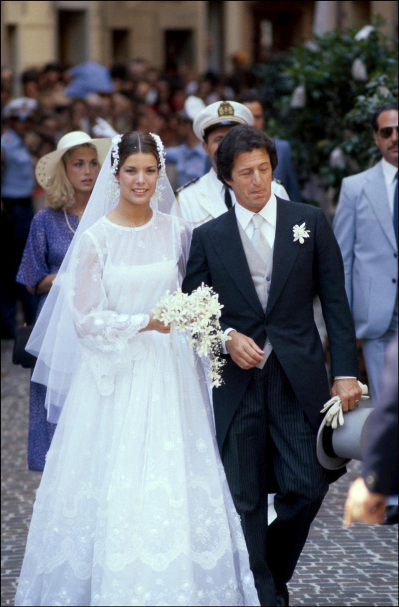 Công nương Caroline của Monaco cũng chọn nhà mốt Dior để có được chiếc váy cưới ưng ý trong ngày trọng đại. Váy cưới của Caroline thiết kế đơn giản với hàng ren nhẹ nhàng ở tay nhấn mạnh phong cách thanh lịch, trang nhã.
