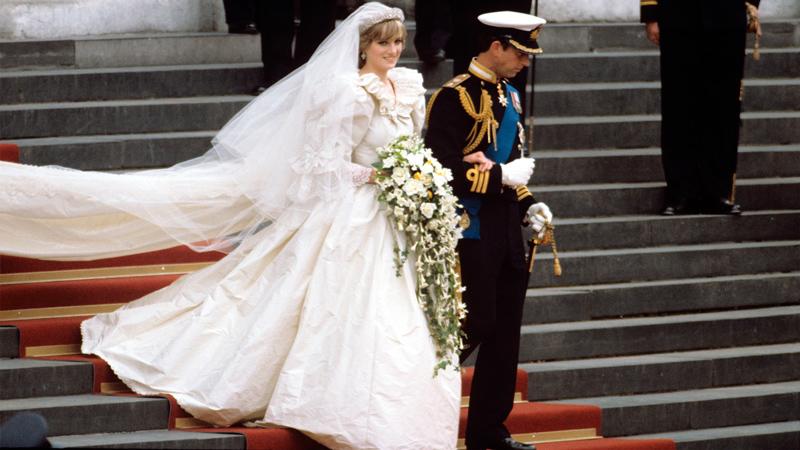 Váy cưới của công nương Diana, sử dụng chất liệu lụa cao cấp, đính lên đó 10,000 viên ngọc trai và 1 chiếc huy hiệu bằng vàng 18K. Phần đuôi váy dài gần 8m, giá trị của bộ váy khoảng  7,6 tỷ đồng.
