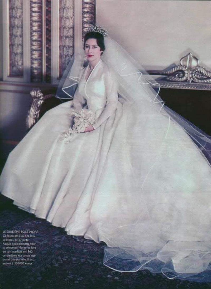 Năm 1960, Công chúa Margaret lộng lẫy với bộ váy cưới kín đáo nhưng không kém phần lộng lẫy của bà được thiết kế bởi Norman Hartnell. Chiếc váy dài tay, phom dáng cứng cáp kết hợp cùng voan điệu đà và vương miện lộng lẫy.
