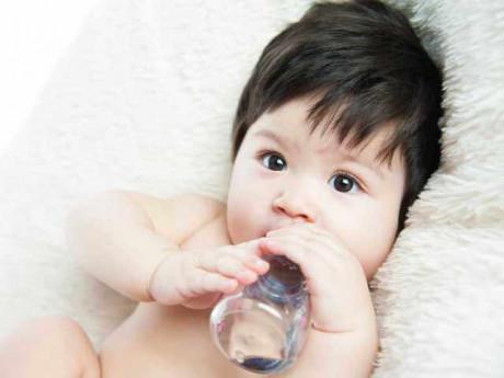 Những tác hại mẹ chưa lường trước khi cho con trên 1 tuổi bú bình