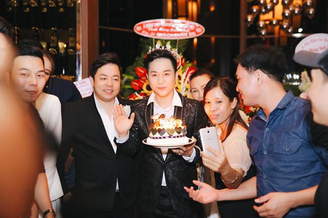 Quang Lê amp;#34;chơi trộiamp;#34; tặng vương miện kim cương cho bạn thân Quách Tuấn Du - 2