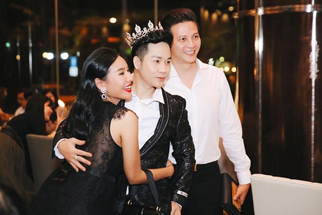 Quang Lê amp;#34;chơi trộiamp;#34; tặng vương miện kim cương cho bạn thân Quách Tuấn Du - 5