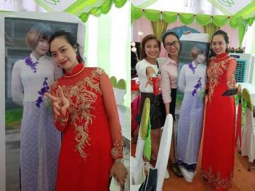 Ở xa không thể về ăn cưới, cô nàng được hội bạn thân “rước” đến dự qua tấm áp phích