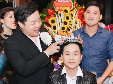 Quang Lê chơi trội tặng vương miện kim cương cho bạn thân Quách Tuấn Du