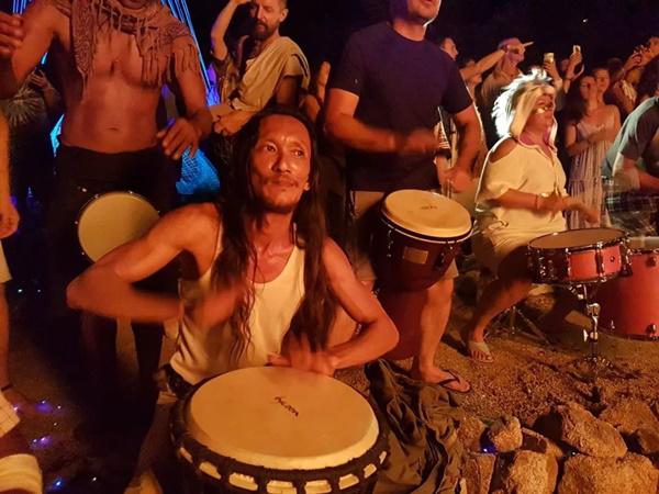 can nha hang cua nguoi rung thai lan: doc 1 chiec giuong nhung phu nu tranh nhau toi o - 2