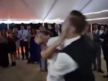 Chú rể hạ gục cô dâu ngã ngửa tại lễ cưới