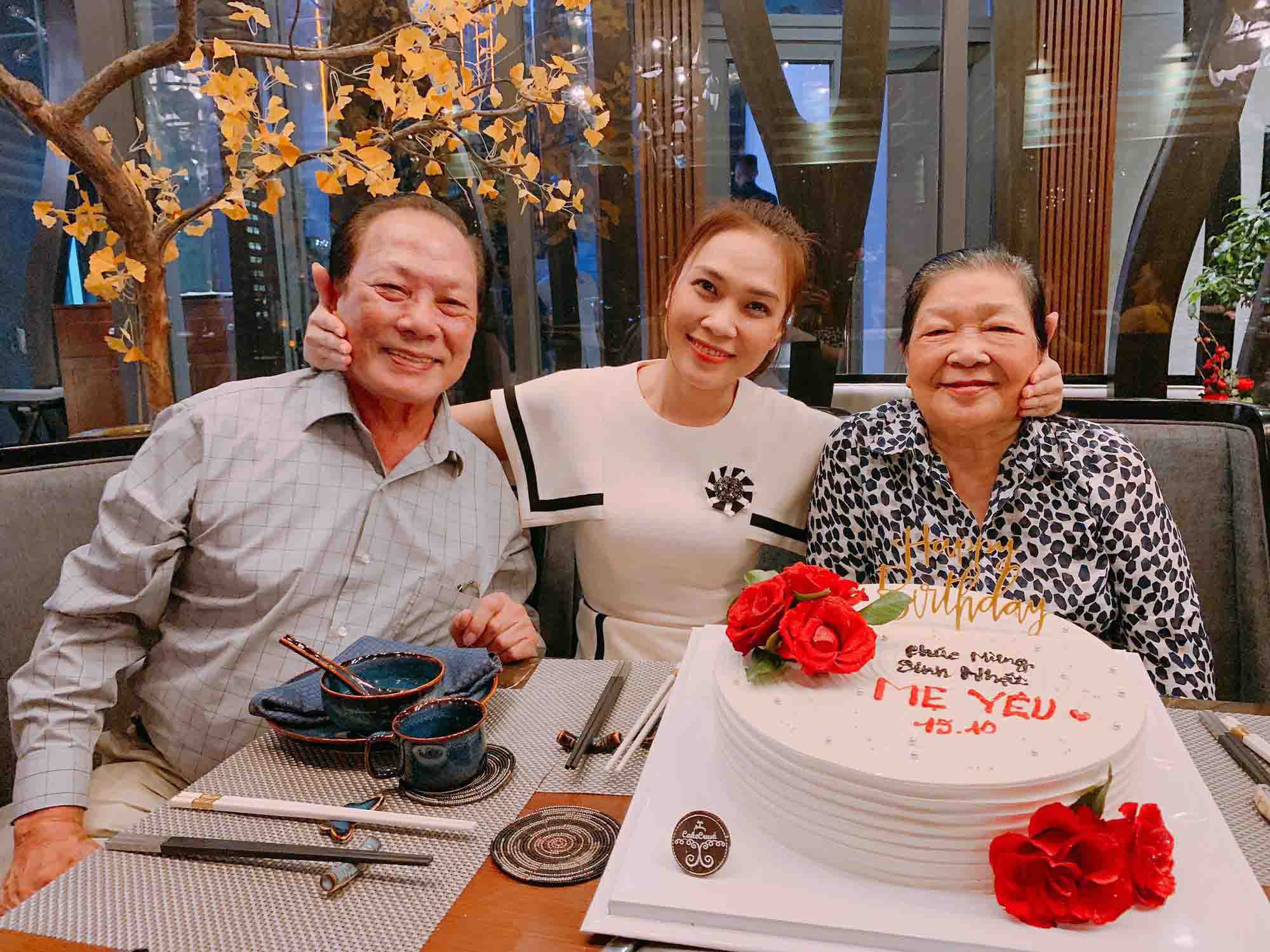 Lâu lắm mới thấy hình ảnh bố mẹ Mỹ Tâm: Đầu tóc bạc phơ, nhí nhảnh bên con gái - 3