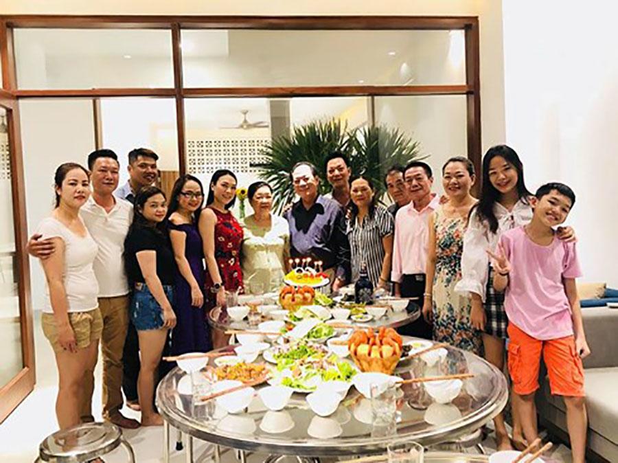 Lâu lắm mới thấy hình ảnh bố mẹ Mỹ Tâm: Đầu tóc bạc phơ, nhí nhảnh bên con gái - 6