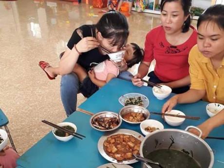 Bức ảnh bữa trưa đạm bạc, tay và cơm, người ẵm trẻ của cô giáo mầm non gây xúc động