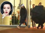 Giải trí - HOT: Phạm Băng Băng chính thức lộ diện dùng ô che chắn phóng viên sau bê bối trốn thuế