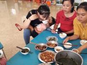 Làm mẹ - Bức ảnh bữa trưa đạm bạc, tay và cơm, người ẵm trẻ của cô giáo mầm non gây xúc động