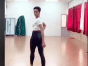 Thời trang - Hoa hậu H' Hen Niê trổ tài catwalk, vô tình để lộ vòng 3 cực nóng bỏng