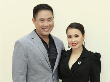 Ông xã Cẩm Ly tươi rói, tình tứ ôm eo vợ đi làm giám khảo