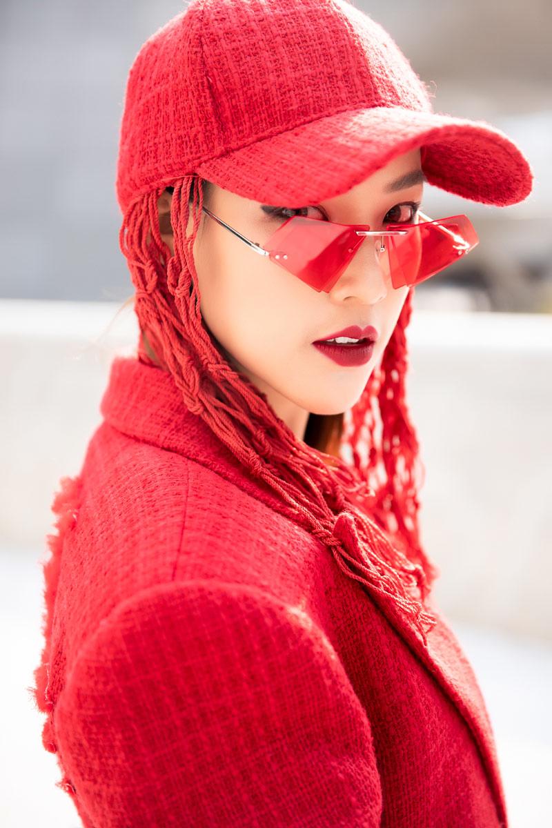 Á hậu Hoàng Oanh diện lưới bắt cá, Phí Phương Anh làm siêu nhân bạc ở Seoul Fashion Week? - 2