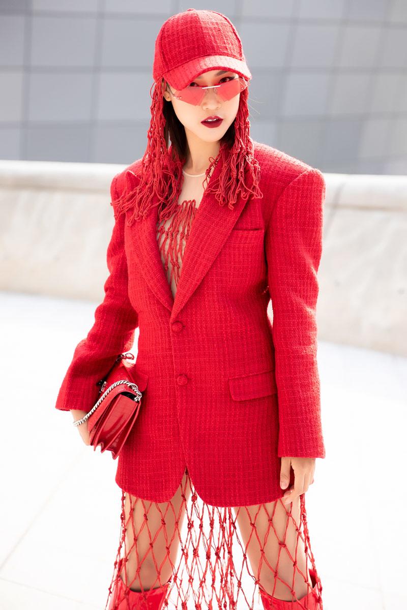 Á hậu Hoàng Oanh diện lưới bắt cá, Phí Phương Anh làm siêu nhân bạc ở Seoul Fashion Week? - 3